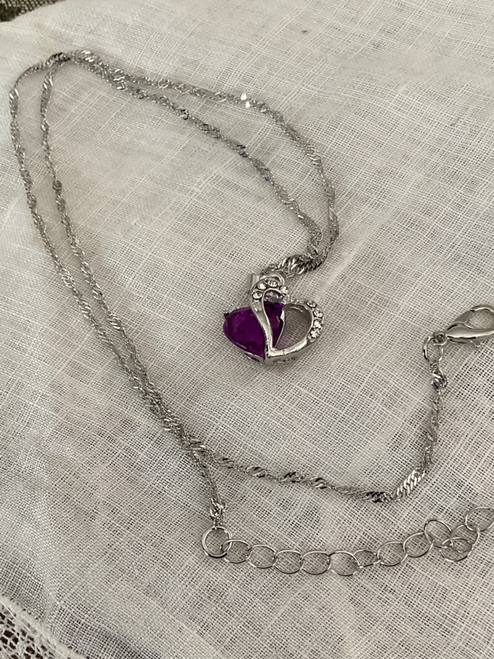 STUNNING, SPARKLING SILVER NECKLACE W/ DOUBLE HEART PENDANT.